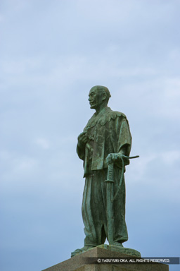 大友宗麟の銅像・神宮寺浦公園 | 高解像度画像サイズ：3328 x 4992 pixels | 写真番号：VJ7Z0054 | 撮影：Canon EOS-1Ds Mark II