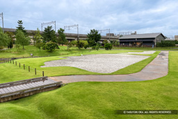 白い玉砂利・大友氏館 | 高解像度画像サイズ：4032 x 2688 pixels | 写真番号：iweb3_20231008 | 撮影：iPhone 12