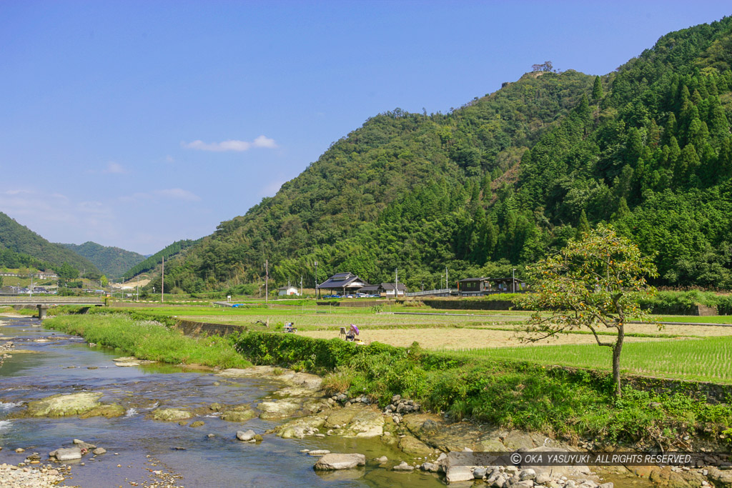 佐用川と利神城