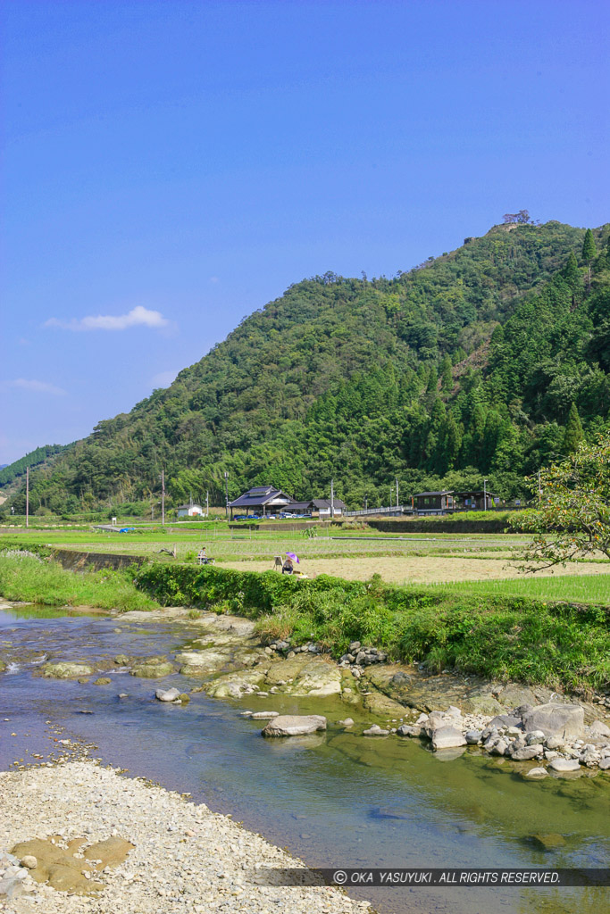 佐用川と利神城