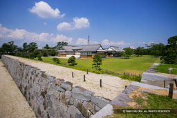 西側土塁石垣 | 高解像度画像サイズ：4803 x 3202 pixels | 写真番号：VJ7Z2434 | 撮影：Canon EOS-1Ds Mark II