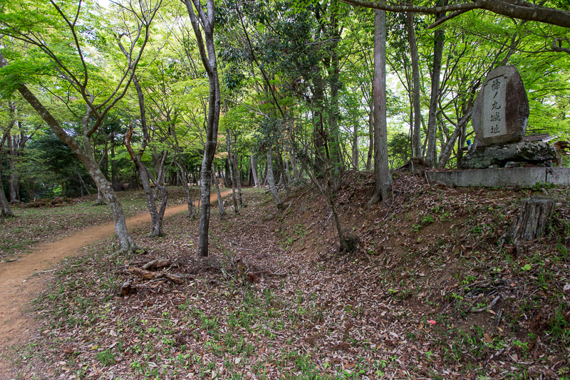 本丸土塁と石碑