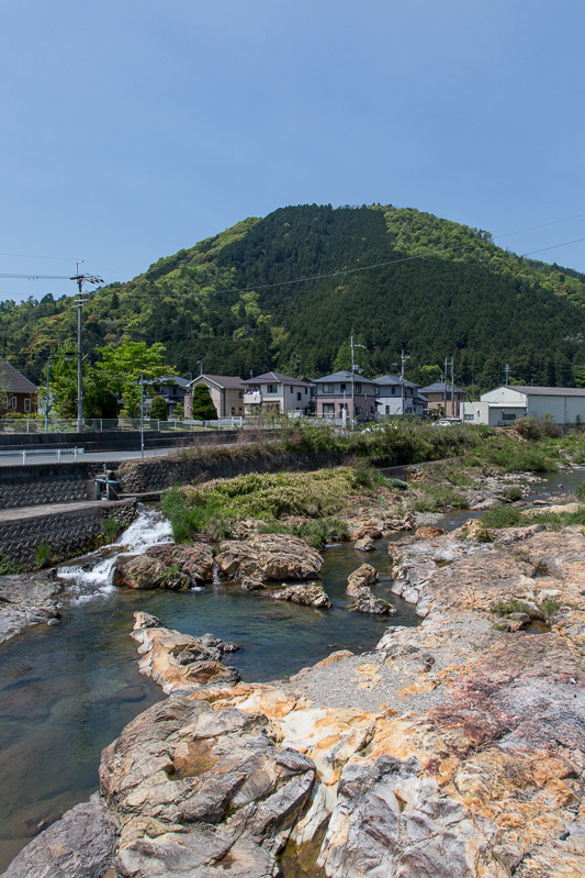 伊沢川から城山を望む