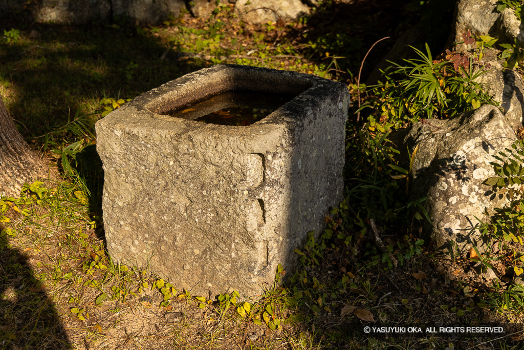 青山神社の手水鉢（矢穴痕）