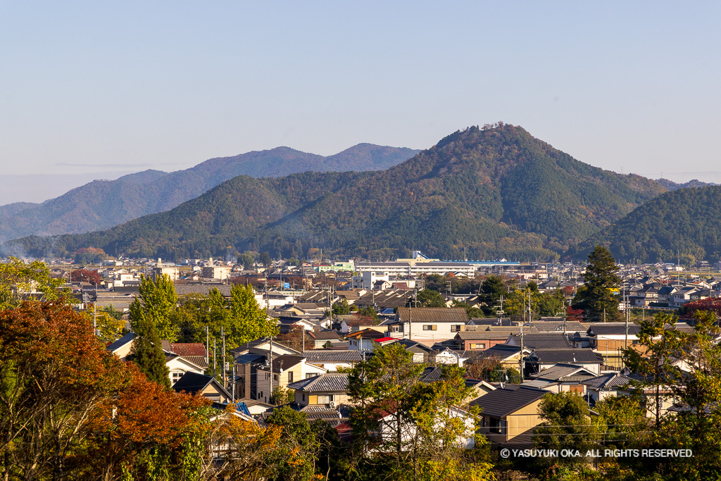篠山城天守台から見る八上城