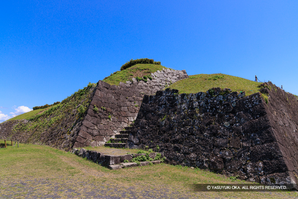 本丸石垣と搦手門跡