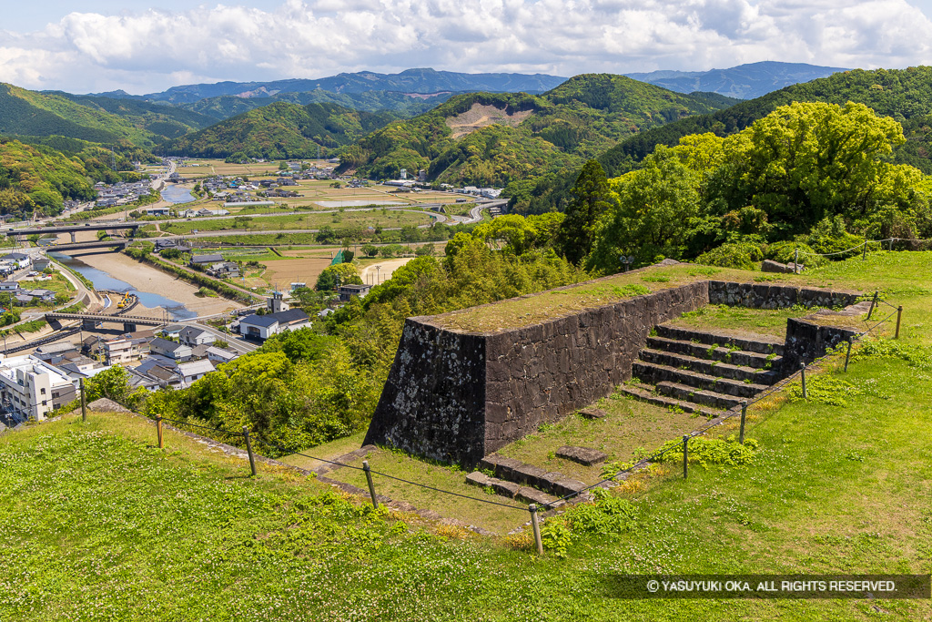 二の丸東門跡と佐敷川を望む