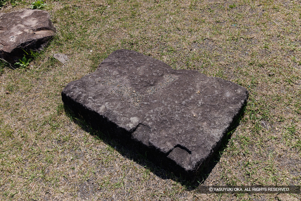 二の丸東門跡の礎石・矢穴痕