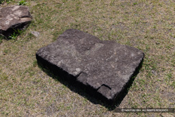 二の丸東門跡の礎石・矢穴痕 | 高解像度画像サイズ：8192 x 5464 pixels | 写真番号：344A1354 | 撮影：Canon EOS R5