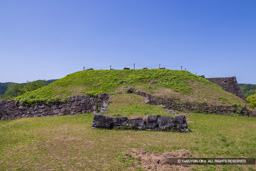 三の丸から二の丸・破城された石垣 | 高解像度画像サイズ：8192 x 5464 pixels | 写真番号：344A1365 | 撮影：Canon EOS R5