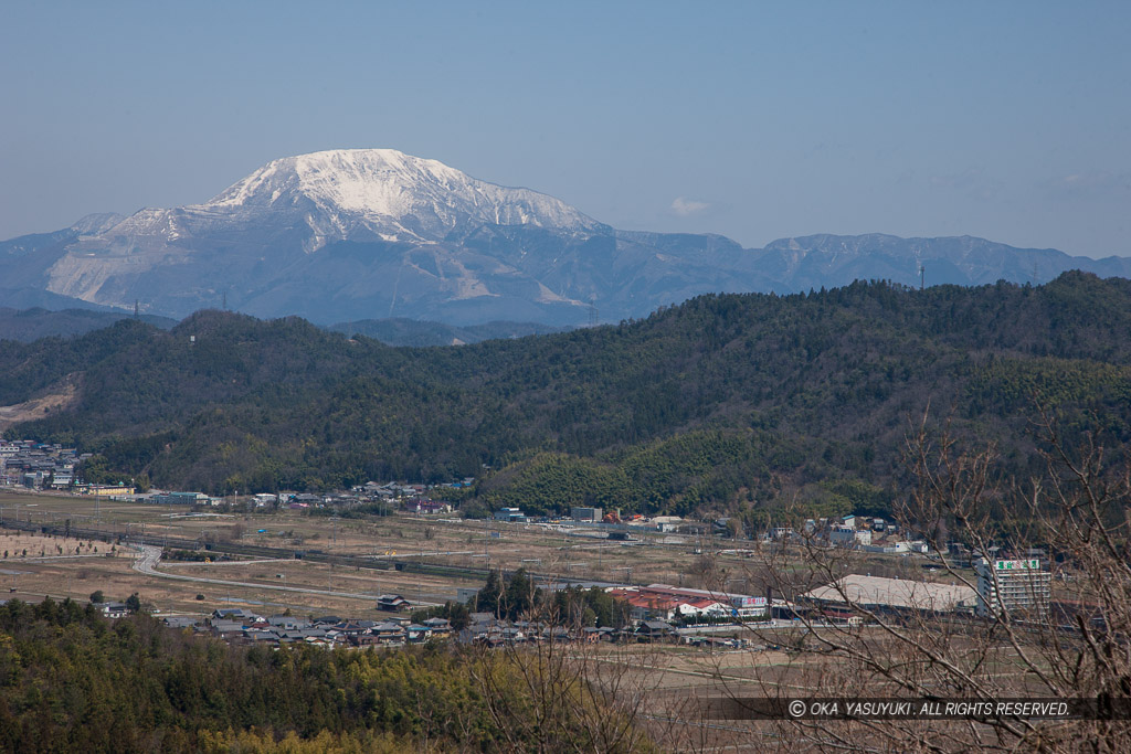 本丸から望む伊吹山