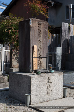 嶋左近の墓・立本寺教法院・京都市｜高解像度画像サイズ：3356 x 5034 pixels｜写真番号：1DXL6873｜撮影：Canon EOS-1D X