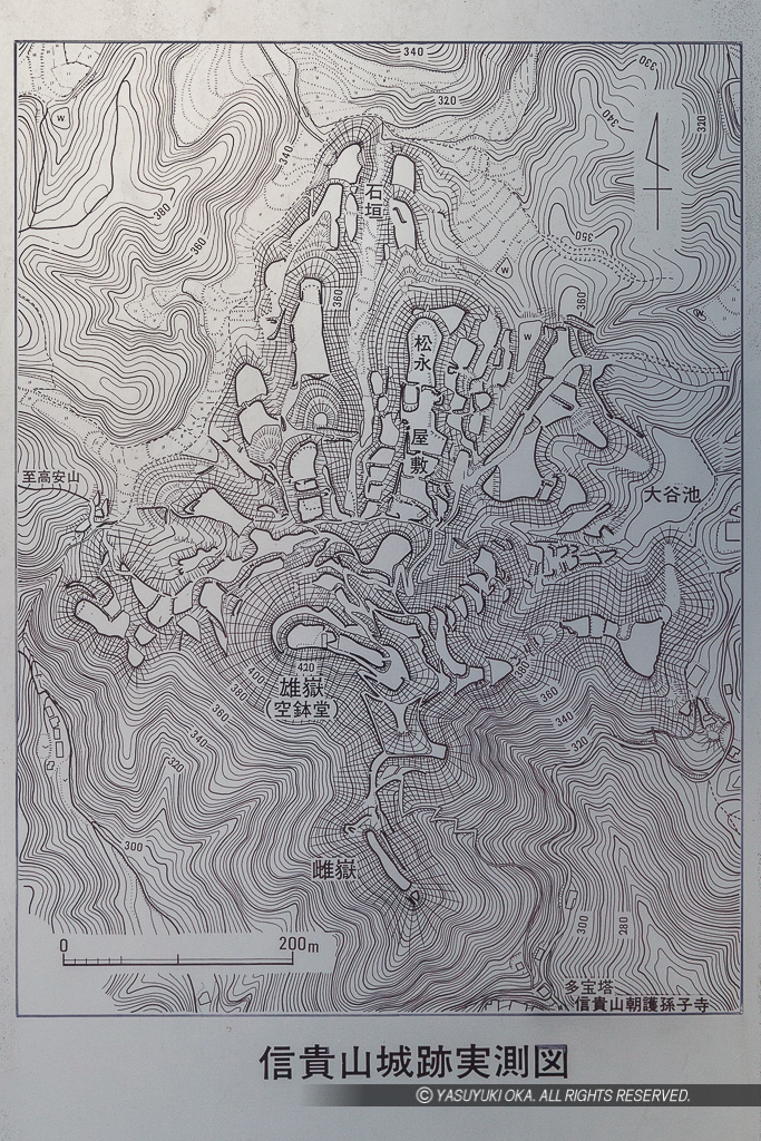 信貴山城解説板の縄張図