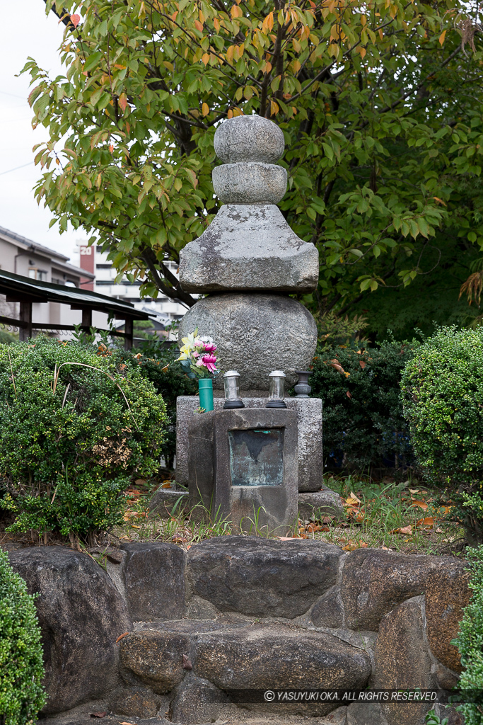 五輪の塔・松永弾正顕彰碑