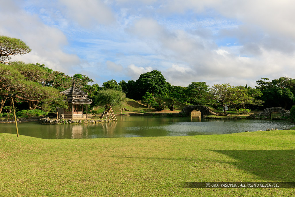 識名園御殿内部から見る庭園