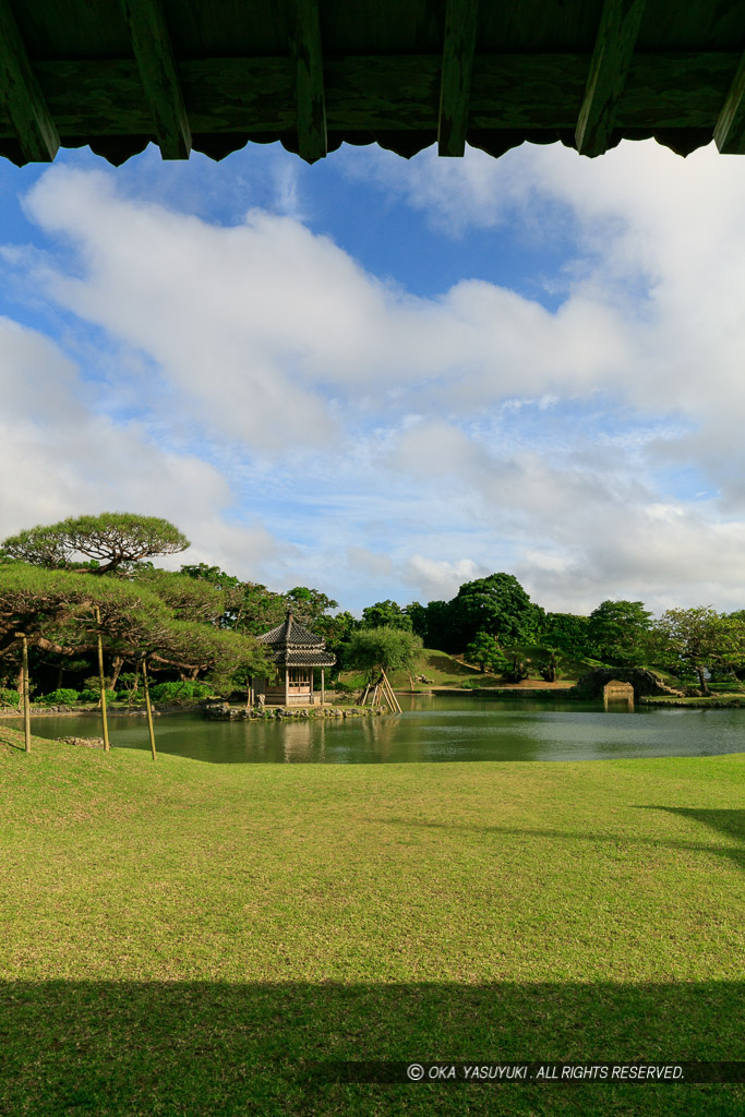 識名園御殿内部から見る庭園