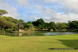 識名園御殿内部から見る庭園｜高解像度画像サイズ：6353 x 4235 pixels｜写真番号：5DSA8039｜撮影：Canon EOS 5DS