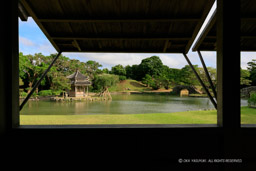 識名園御殿内部から見る庭園｜高解像度画像サイズ：6480 x 4320 pixels｜写真番号：5DSA8044｜撮影：Canon EOS 5DS