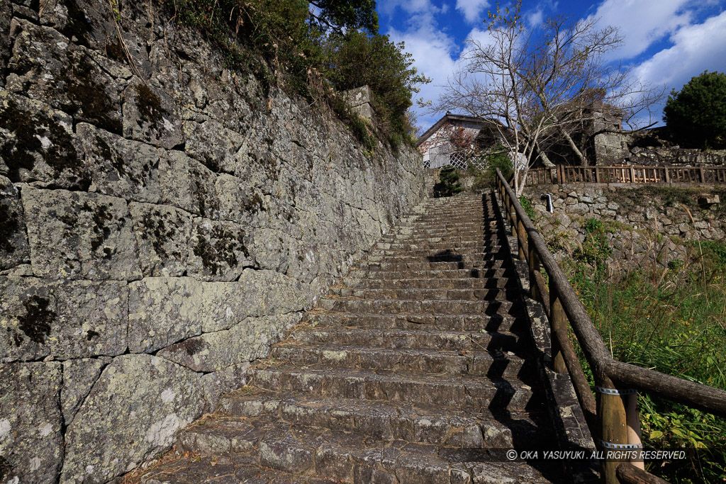 鐘ノ丸石垣と駐車場からの階段