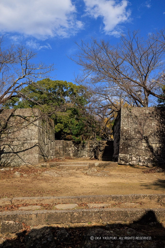 新宮城本丸虎口