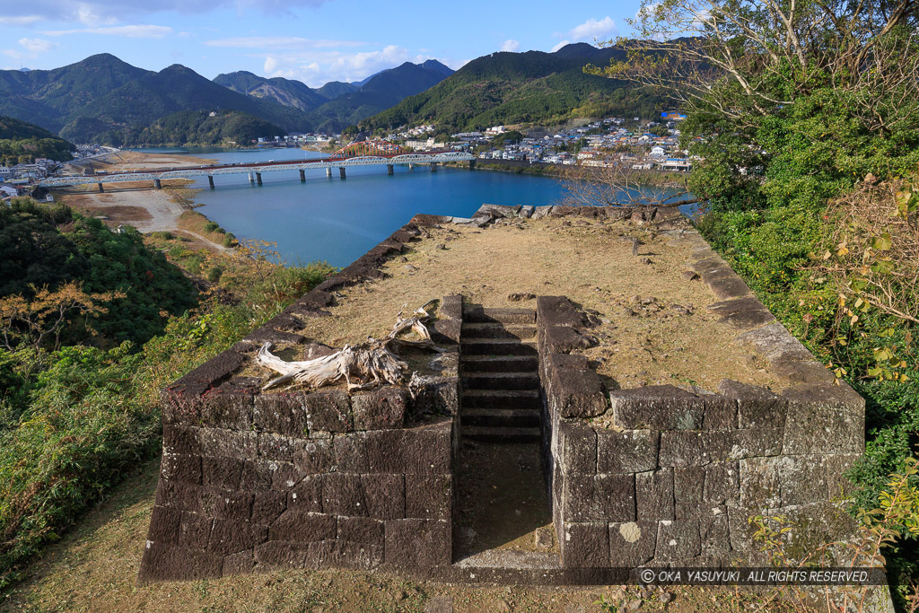 本丸から見る出丸・熊野川