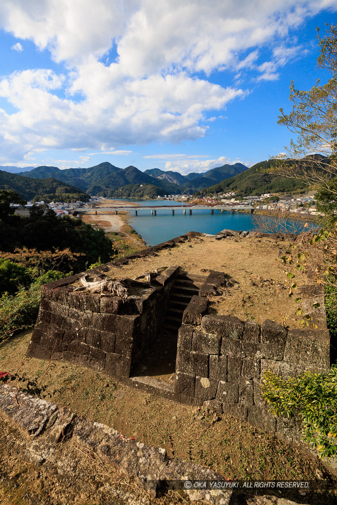 本丸から見る出丸・熊野川