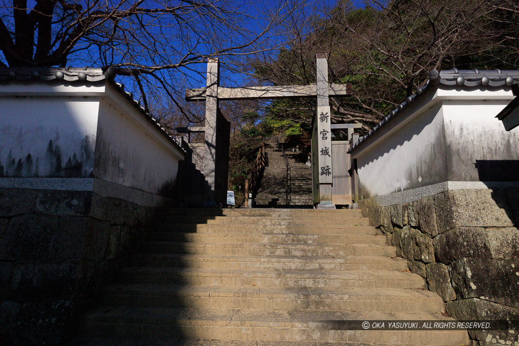 登城口の冠木門