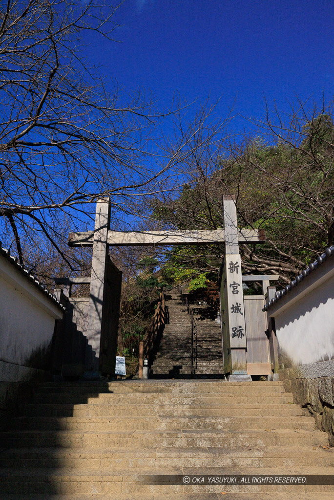 登城口の冠木門