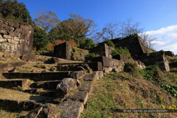 新宮城大手道と土塀跡｜高解像度画像サイズ：8192 x 5464 pixels｜写真番号：344A6349｜撮影：Canon EOS R5