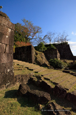 新宮城大手道と松ノ丸虎口｜高解像度画像サイズ：5464 x 8192 pixels｜写真番号：344A6358｜撮影：Canon EOS R5