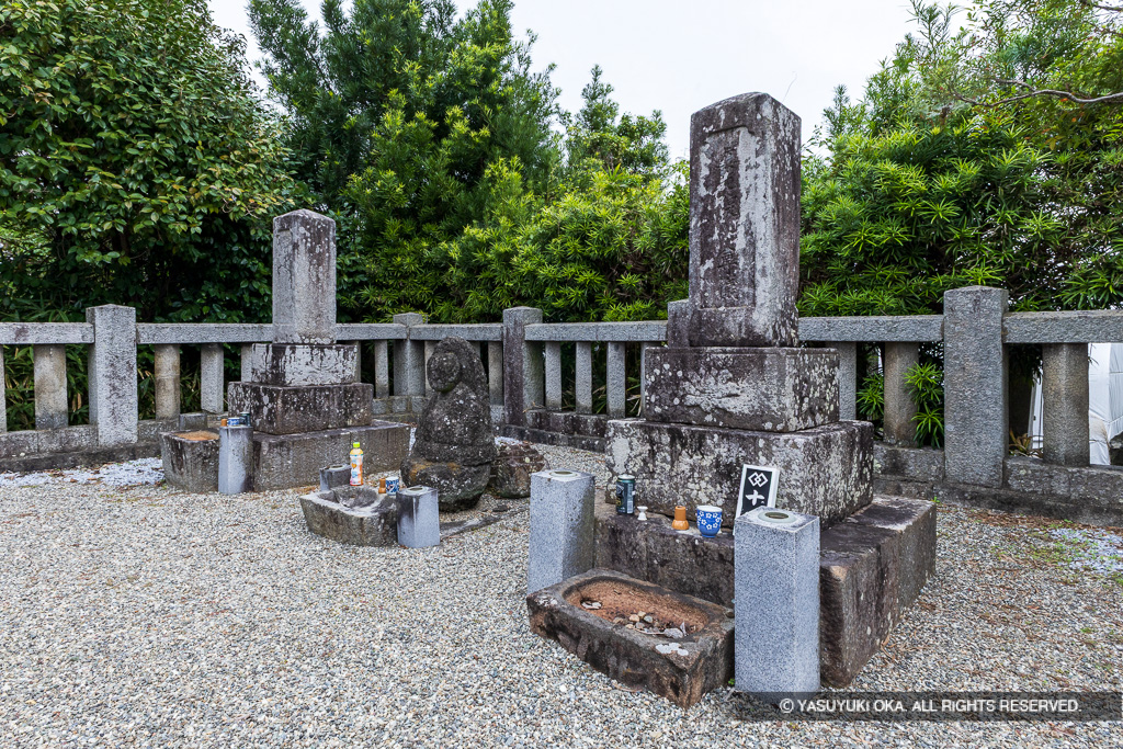 十河一存・存保の墓