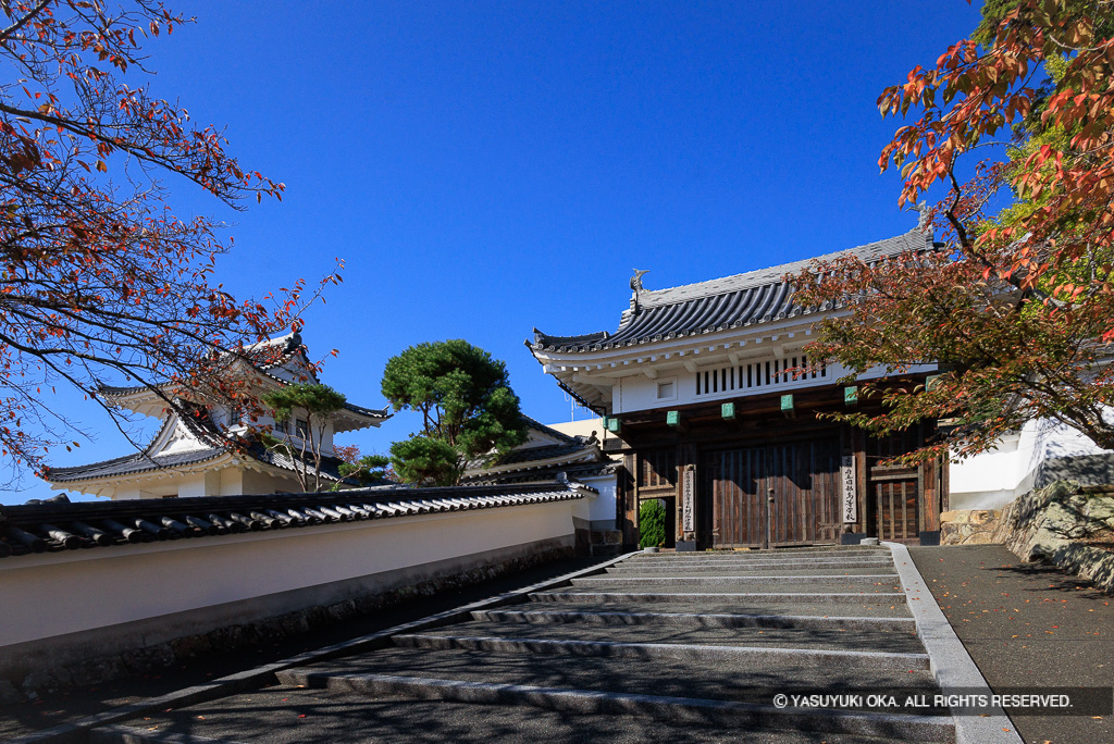 園部城本丸巽櫓と櫓門（紅葉）