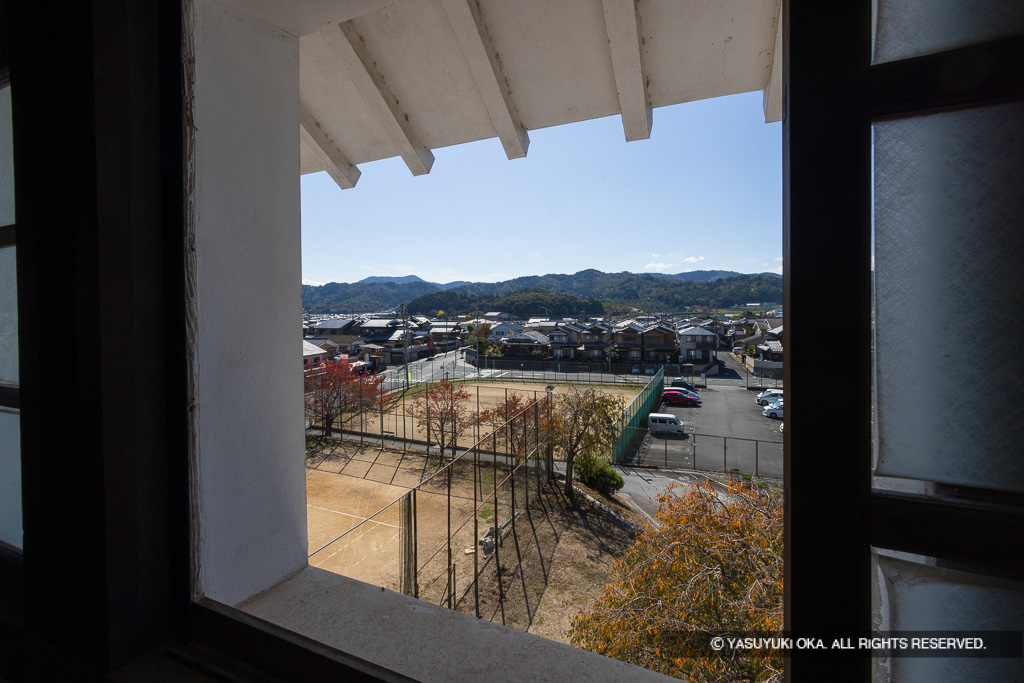 巽櫓から見る戸倉山（園部藩墓地）