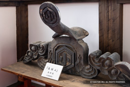 鬼瓦・鳥伏間（小出家家紋・亀甲に小の字） | 高解像度画像サイズ：8192 x 5464 pixels | 写真番号：344A4981 | 撮影：Canon EOS R5