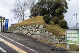 京都家庭裁判所園部支部に残る土塁 | 高解像度画像サイズ：8192 x 5464 pixels | 写真番号：344A7117 | 撮影：Canon EOS R5