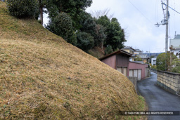 京都家庭裁判所園部支部に残る切岸 | 高解像度画像サイズ：8192 x 5464 pixels | 写真番号：344A7119 | 撮影：Canon EOS R5