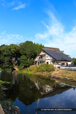 勝瑞城跡の水堀と見性寺 | 高解像度画像サイズ：5464 x 8192 pixels | 写真番号：6F1A0253 | 撮影：Canon EOS R5m2