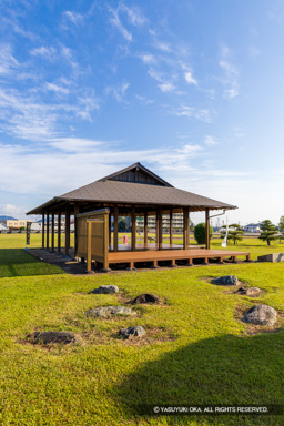 会所・礎石建物と枯山水庭園・勝瑞館跡 | 高解像度画像サイズ：5464 x 8192 pixels | 写真番号：6F1A0297 | 撮影：Canon EOS R5m2