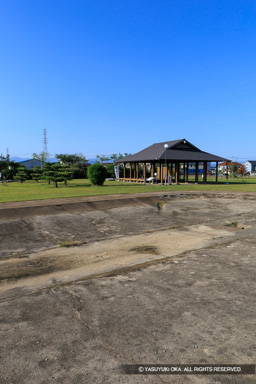 濠跡と礎石建物跡 | 高解像度画像サイズ:5464 x 8192 pixels | 写真番号:6F1A0309 | 撮影:Canon EOS R5m2