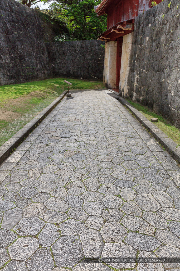 首里城の瑞泉門内の石畳