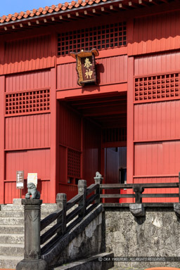 首里城の奉神門・縦アングル｜高解像度画像サイズ：5688 x 8531 pixels｜写真番号：5DSA6532｜撮影：Canon EOS 5DS