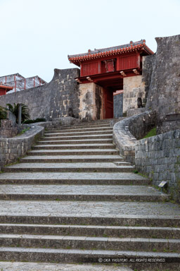 首里城の瑞泉門・縦アングル｜高解像度画像サイズ：5718 x 8577 pixels｜写真番号：5DSA6757｜撮影：Canon EOS 5DS