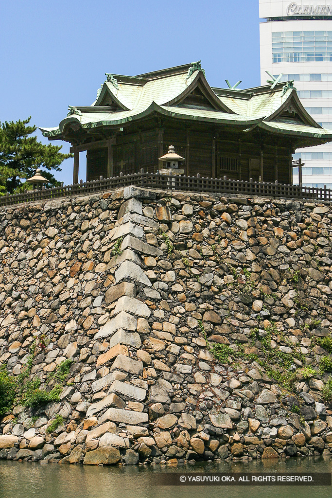 鞘橋と天守台・玉藻廟（発掘整備前）