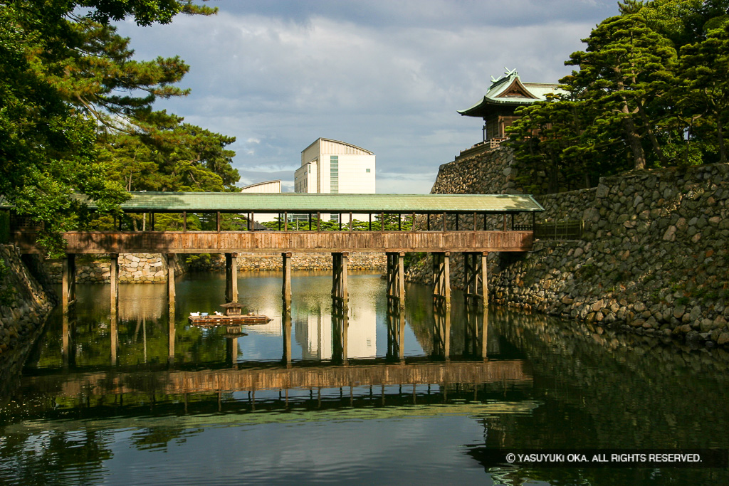 鞘橋と天守台・玉藻廟（発掘整備前）
