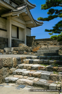 月見櫓・入口 | 高解像度画像サイズ：2048 x 3072 pixels | 写真番号：215-1588_IMG | 撮影：Canon EOS D60