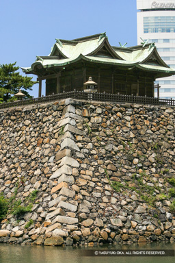 鞘橋と天守台・玉藻廟（発掘整備前） | 高解像度画像サイズ：2001 x 3002 pixels | 写真番号：216-1622_IMG | 撮影：Canon EOS D60