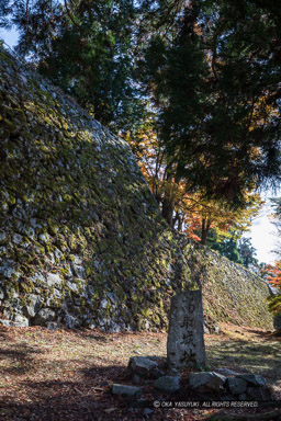 高取城天守台と城跡碑｜高解像度画像サイズ：4389 x 6583 pixels｜写真番号：5D4A2665｜撮影：Canon EOS 5D Mark IV