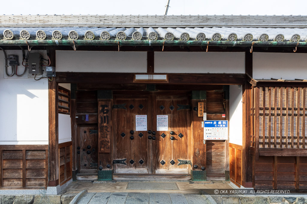 長屋門（石川医院）