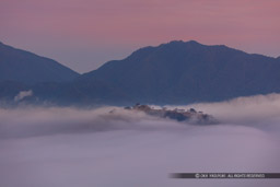 雲海に包まれる竹田城｜高解像度画像サイズ：8550 x 5700 pixels｜写真番号：5DSA2931｜撮影：Canon EOS 5DS