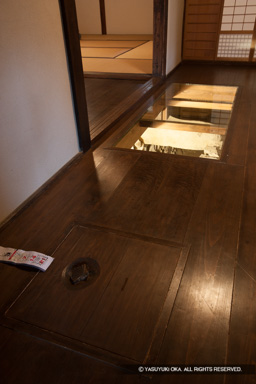 聚遠亭の床下の抜け穴 | 高解像度画像サイズ：3328 x 4992 pixels | 写真番号：VJ7Z0557 | 撮影：Canon EOS-1Ds Mark II